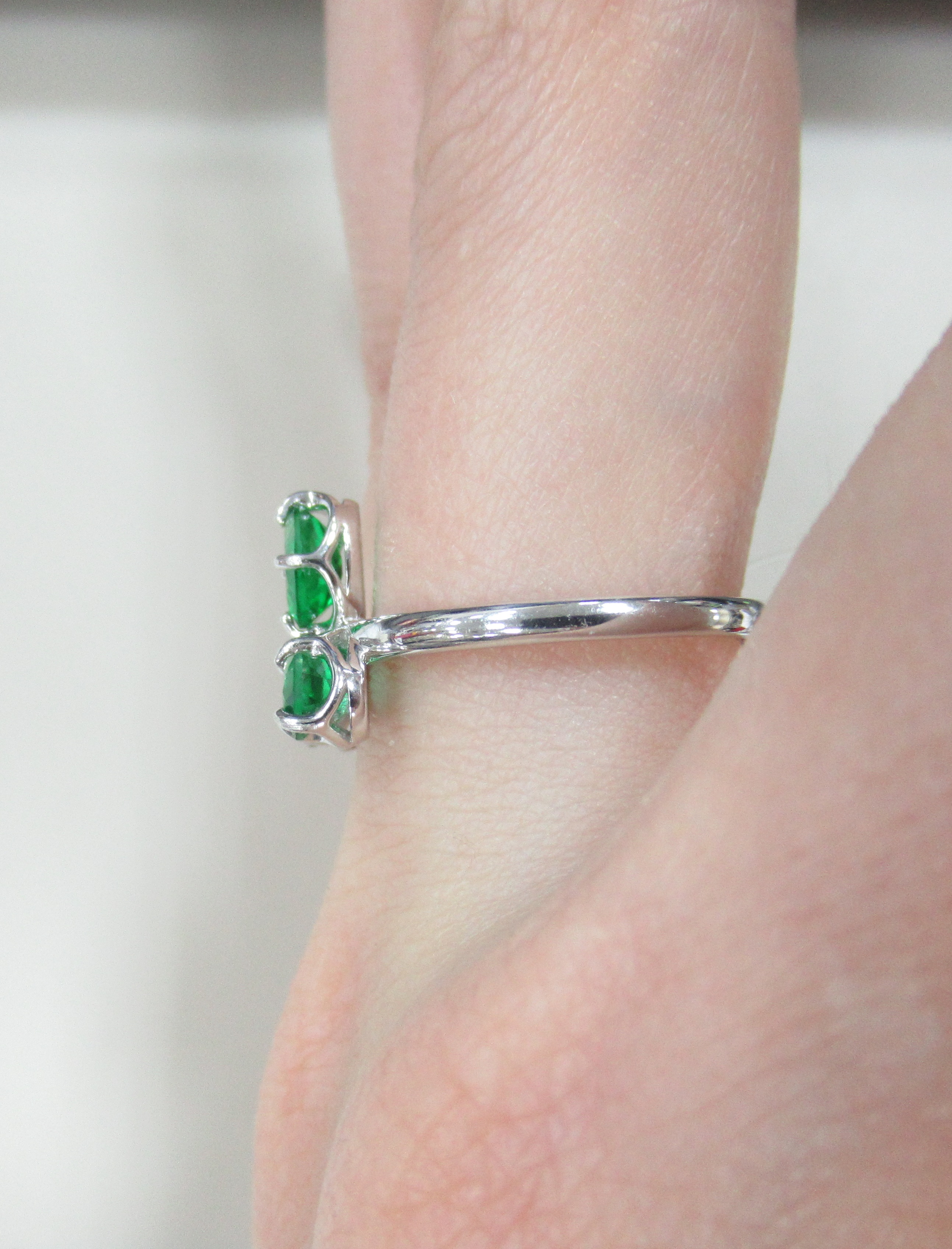 Серебряное кольцо с зелеными топазами